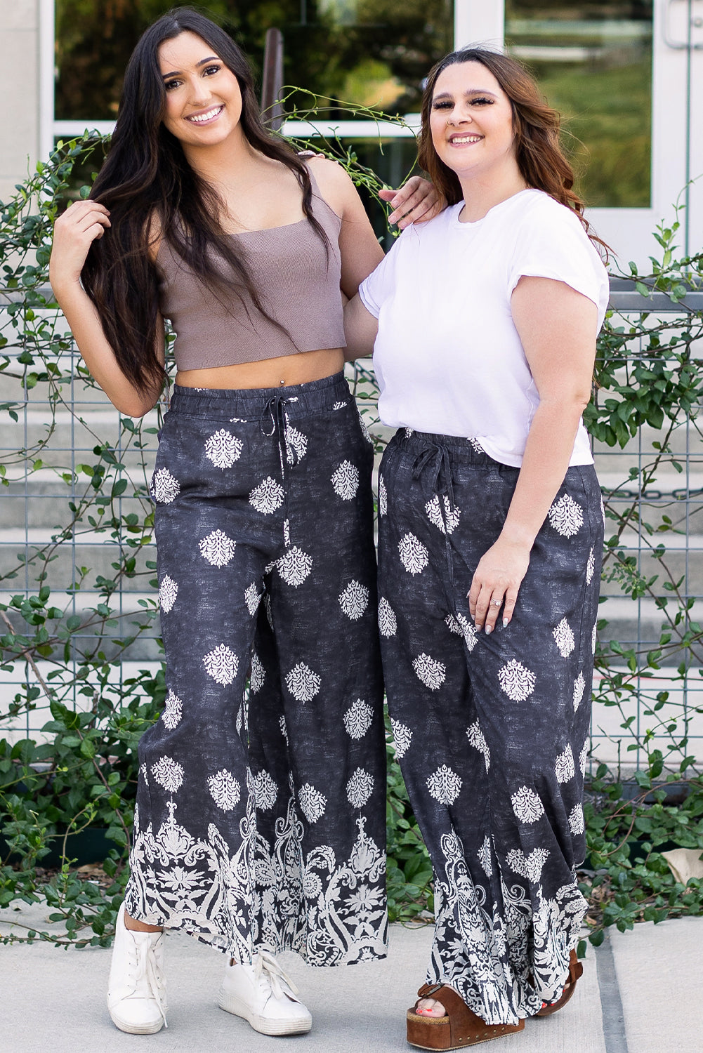 Schwarze Hose mit weitem Bein und Bohemien-Print