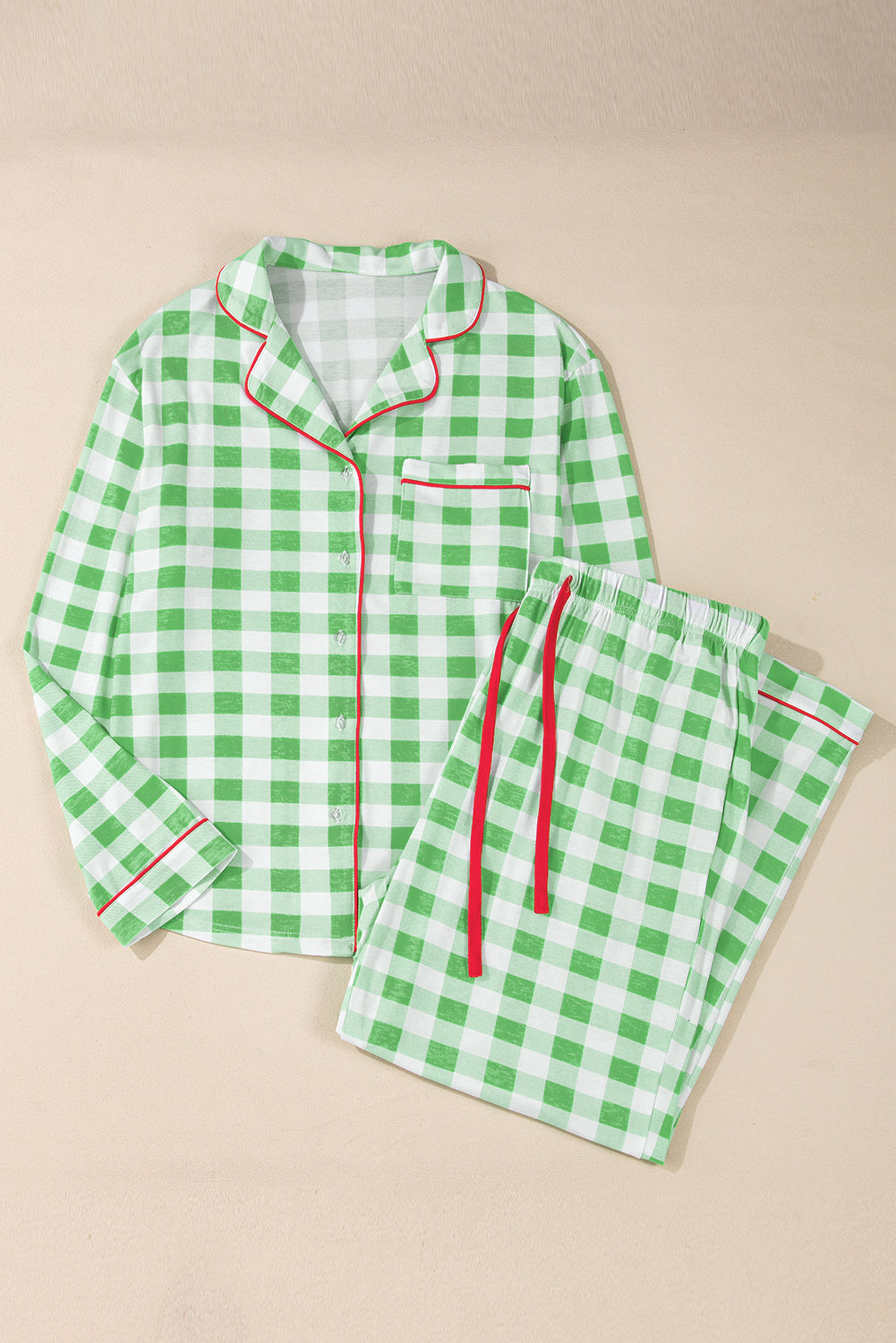 Grüner Pyjama mit Karomuster und Kontrastbesatz in Übergröße, langärmlig