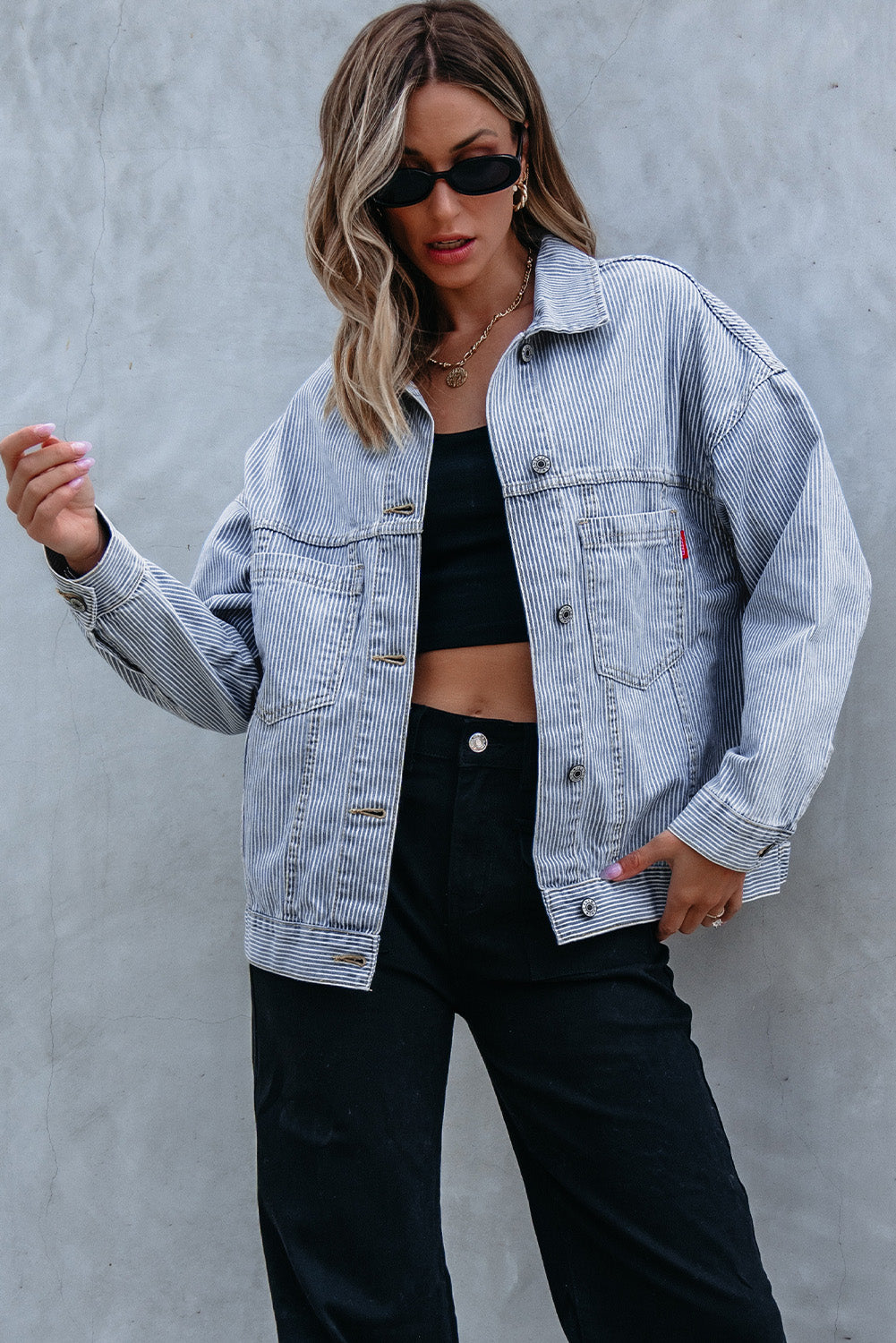 Himmelblaue, gestreifte, verwaschene Oversize-Jeansjacke mit Taschen