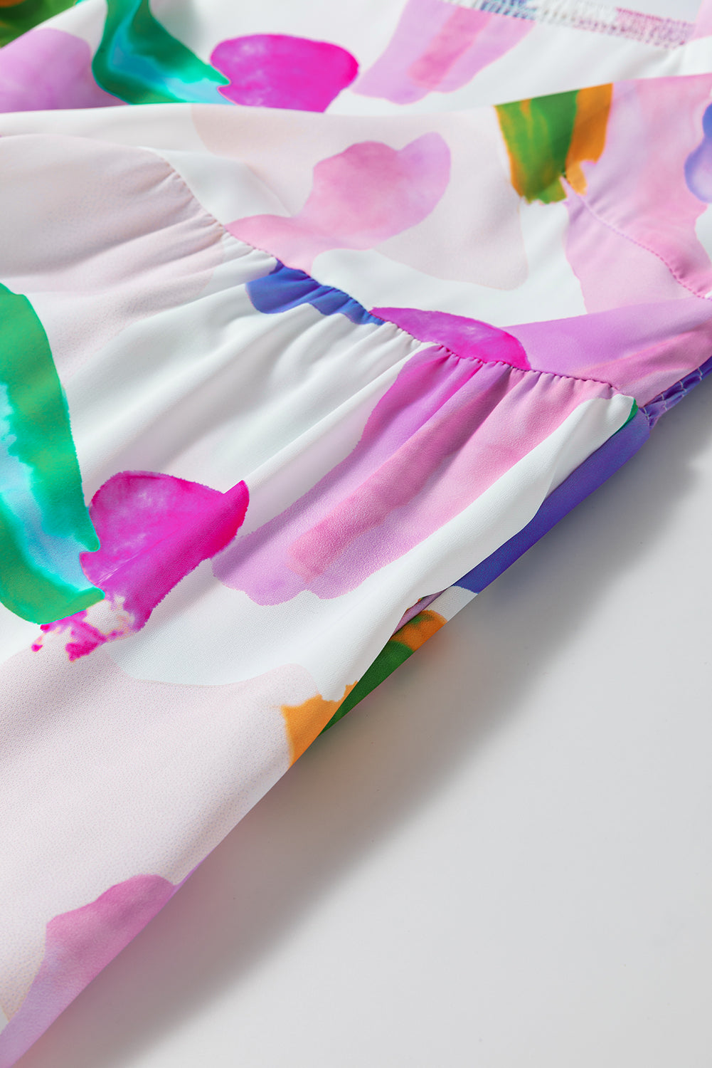 Lilafarbenes Midikleid mit abstraktem Print und Puffärmeln und gesmoktem Rücken