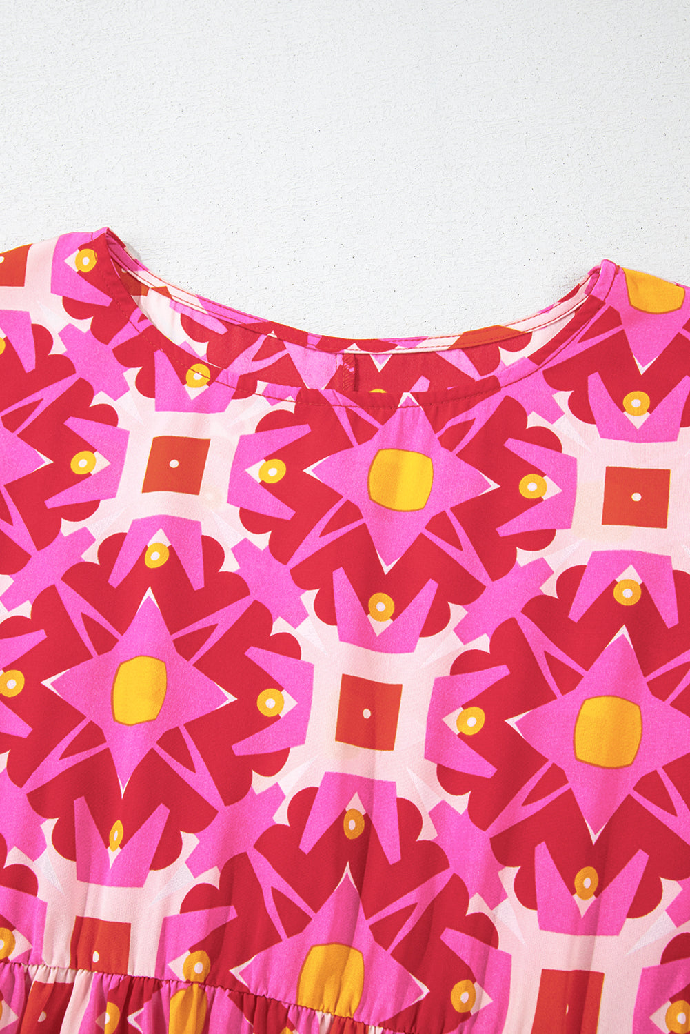 Erdbeerrosa gesmoktes Minikleid mit langen Ärmeln und geometrischem Print