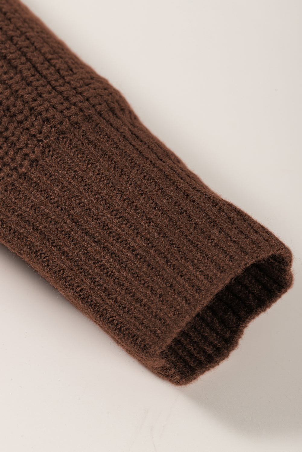 Braune Strickjacke mit grobem Strick und Reverskragen zum Knöpfen