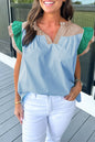 Nebelblaue Bluse mit V-Ausschnitt und Rüschenärmeln in Colorblock-Optik