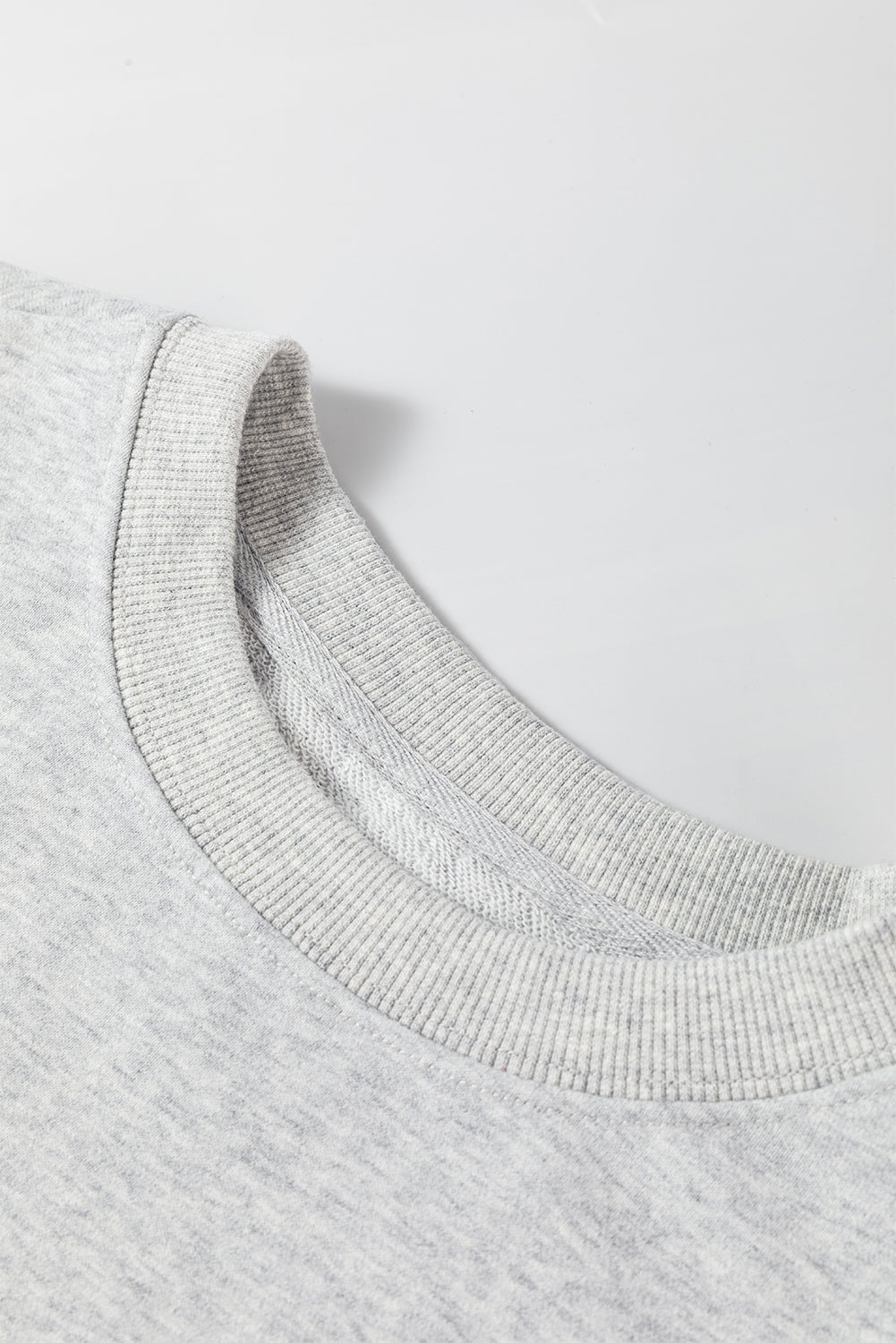 Hellgraues, schlichtes Sweatshirt mit Rundhalsausschnitt und überschnittener Schulter