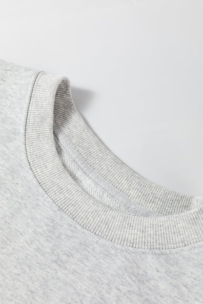 Hellgraues, schlichtes Sweatshirt mit Rundhalsausschnitt und überschnittener Schulter