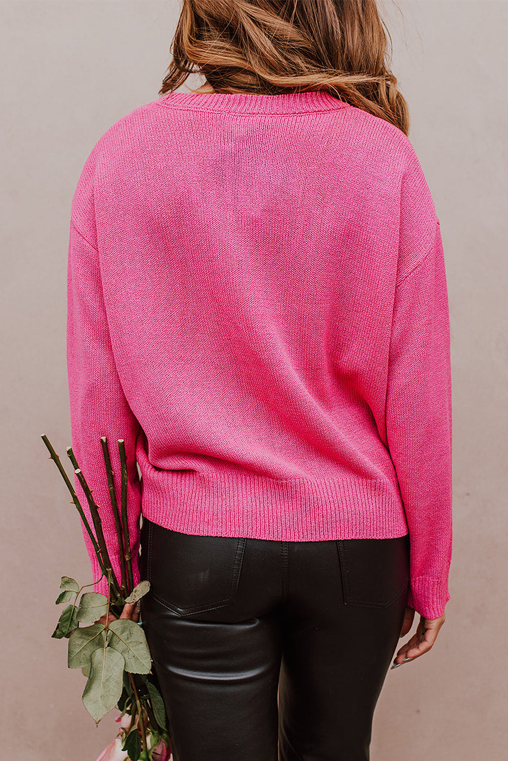 Rippstrickpullover mit überschnittener Schulterpartie und Rosenherz-XOXO-Muster