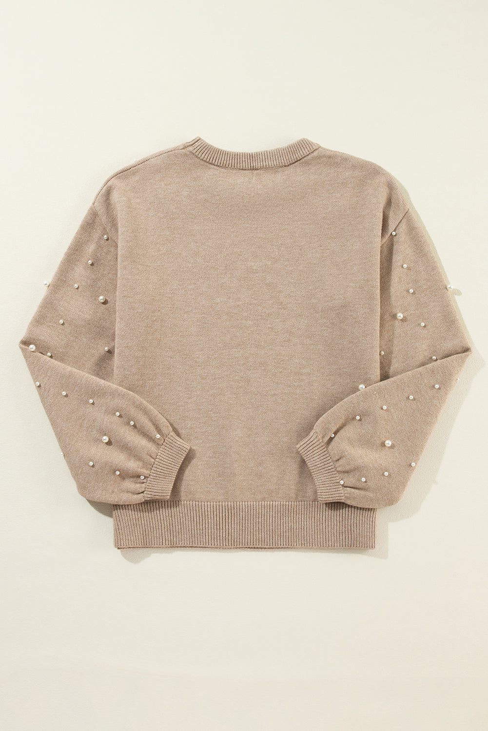 Rauchgrauer Pullover mit Perlenbesatz und überschnittener Schulterpartie und Rundhalsausschnitt