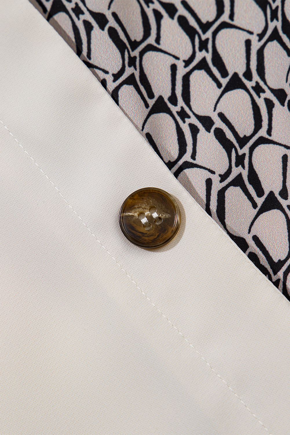 Haferflockenfarbenes Patchwork-Oberteil mit V-Ausschnitt und geometrischem Kontrastdruck in Übergröße