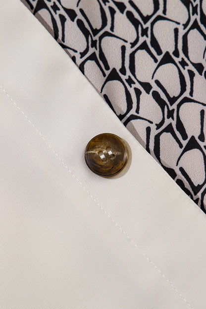 Haferflockenfarbenes Patchwork-Oberteil mit V-Ausschnitt und geometrischem Kontrastdruck in Übergröße