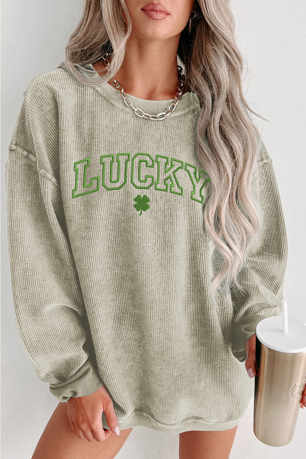 Grünes Sweatshirt mit Rundhalsausschnitt und Stickerei „LUCKY Clover“
