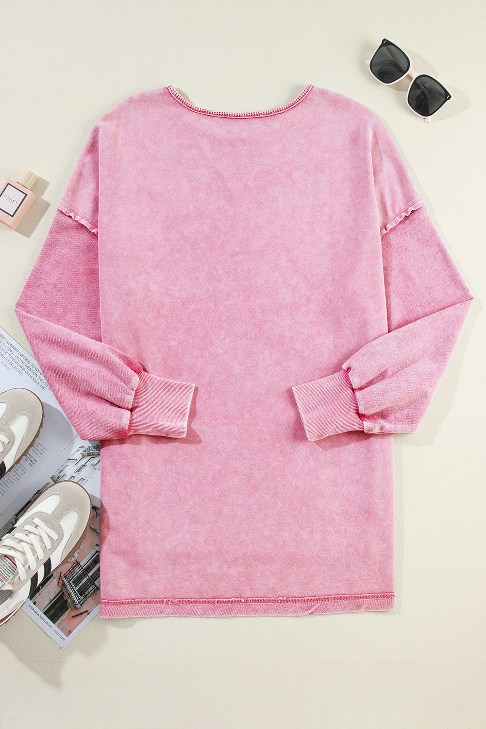 Sweatshirt mit überschnittener Schulter und Mineralwaschung in Erdbeerrosa