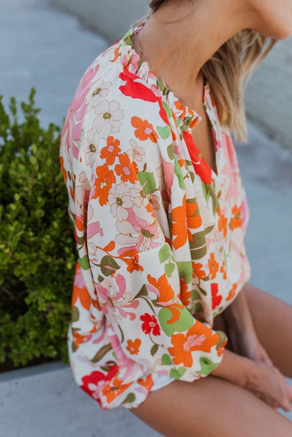 Orangefarbene Bluse mit Puffärmeln und Rüschenbesatz