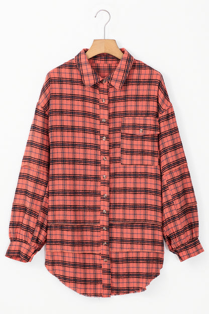 Rotes kariertes Langarmhemd mit seitlichem Schlitz und Used-Look-Saum