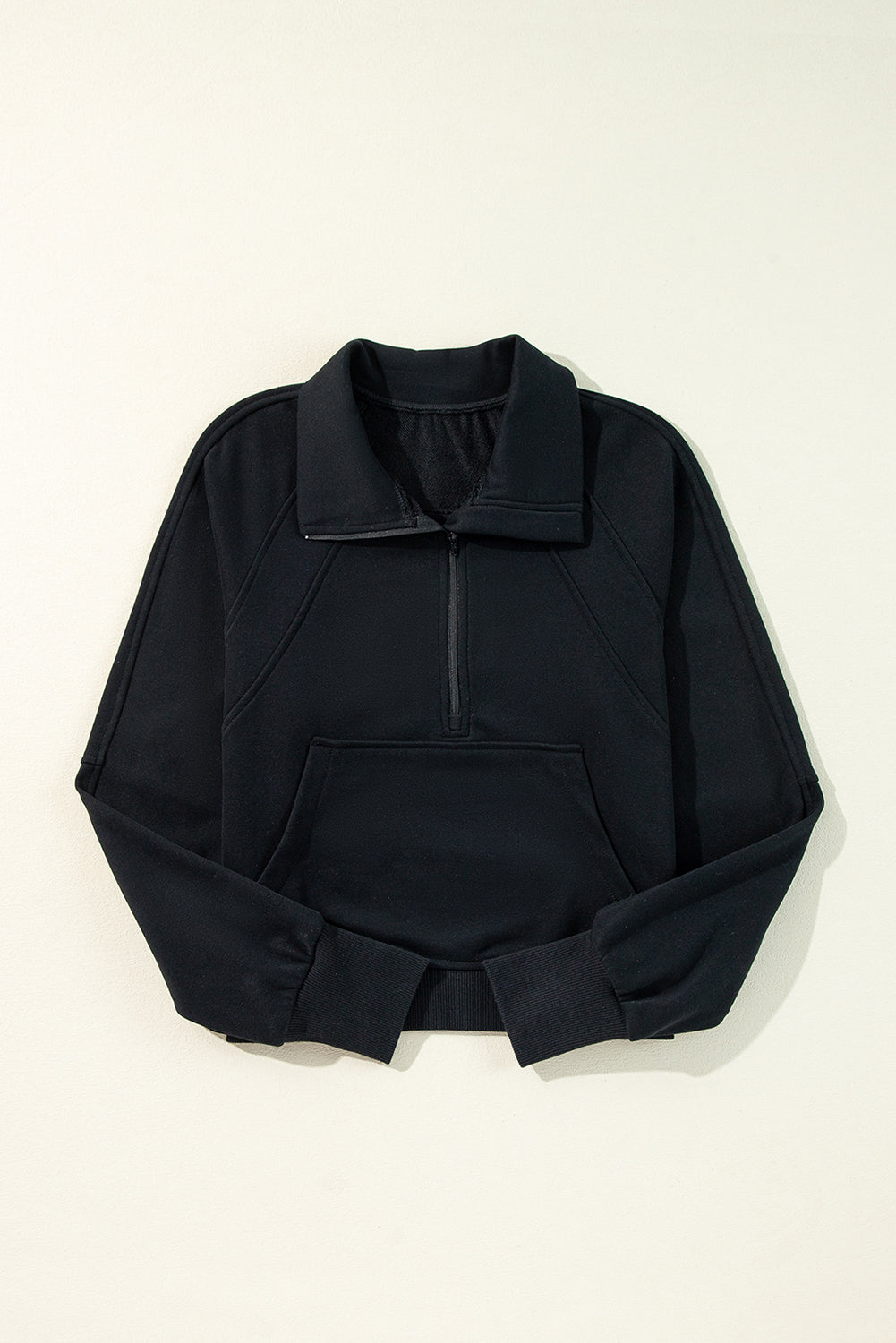 Schwarzes Sweatshirt mit Viertelreißverschluss, Stehkragen und Kängurutasche