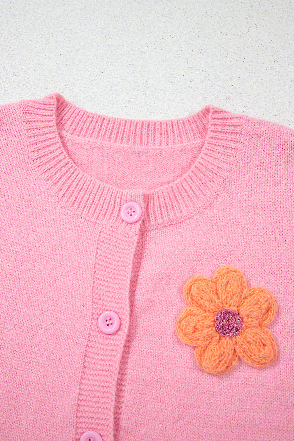Niedliche Strickjacke mit Blumenmuster in Rosa