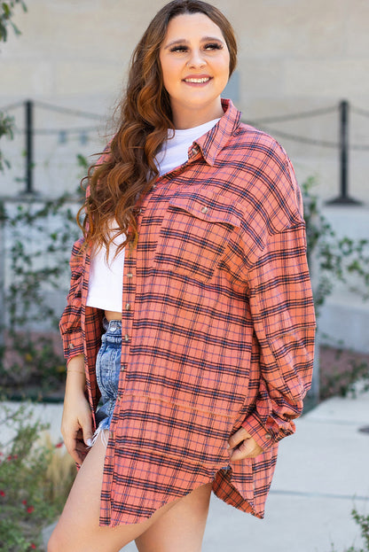 Rotes kariertes Langarmhemd mit seitlichem Schlitz und Used-Look-Saum