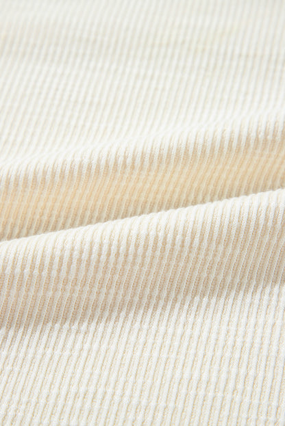 Beiges Pullover-Oberteil aus strukturiertem Strick mit sichtbaren Nähten und V-Ausschnitt