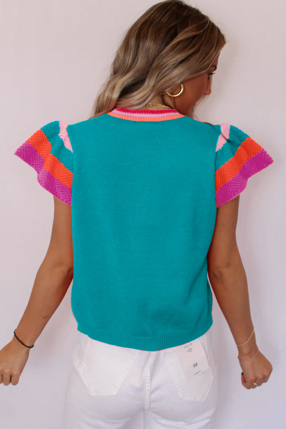 Türkisfarbenes Strickpullover-T-Shirt mit kontrastierenden Flatterärmeln
