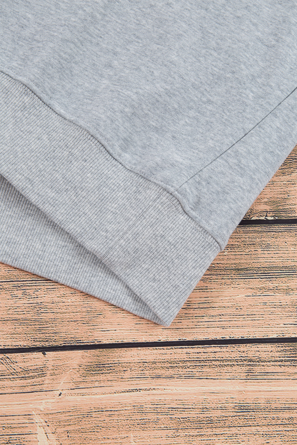 Hellgraues, schlichtes Sweatshirt mit Rundhalsausschnitt und überschnittener Schulter