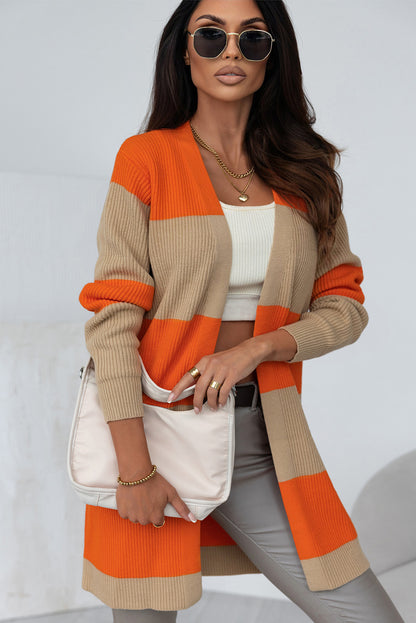Orangefarbener Cardigan mit geripptem Colorblock-Muster