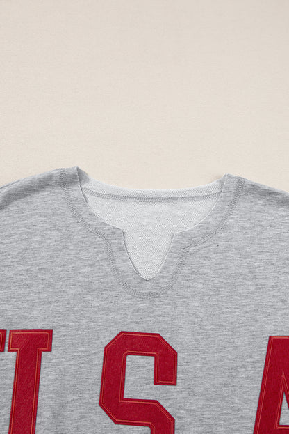 Hellgraues, lockeres T-Shirt mit USA-Schriftzug-Patch und eingekerbtem Ausschnitt
