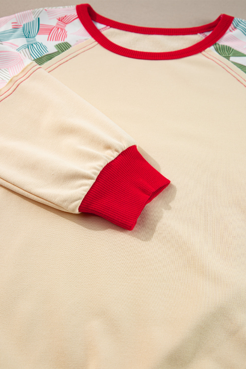 Beiges Patchwork-Oberteil mit Schleifenmuster und Raglanärmeln und Farbblock-Kante