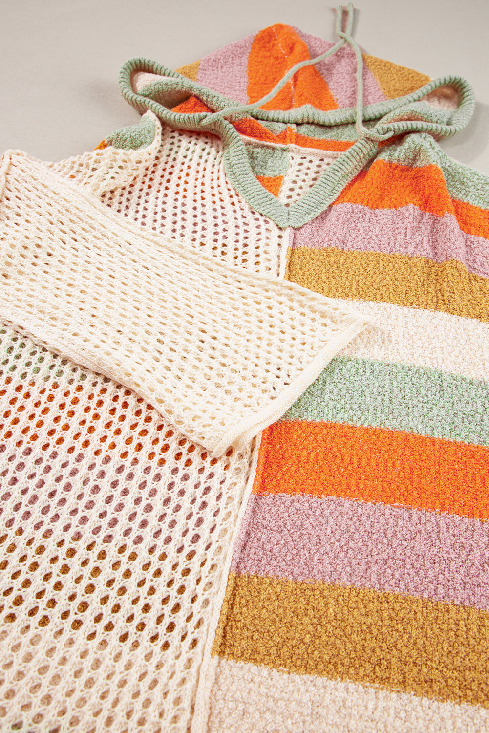 Beigefarbener Oversize-Kapuzenpullover mit Farbblockdesign und V-Ausschnitt