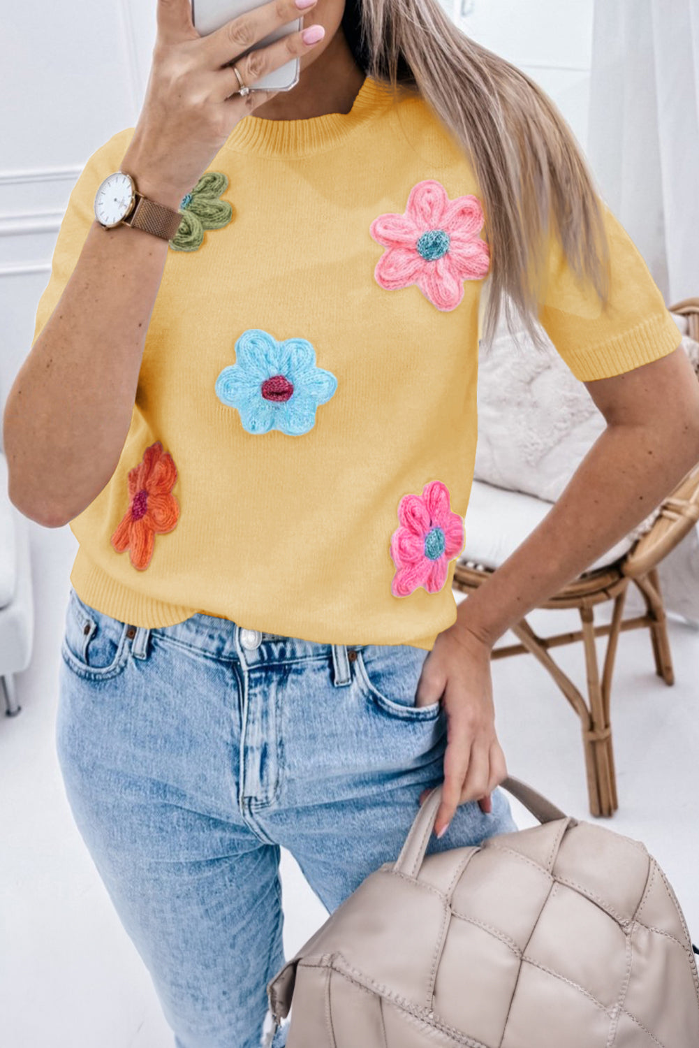 Gelb-Cremefarbener Pullover mit süßer Blumenapplikation und kurzen Ärmeln