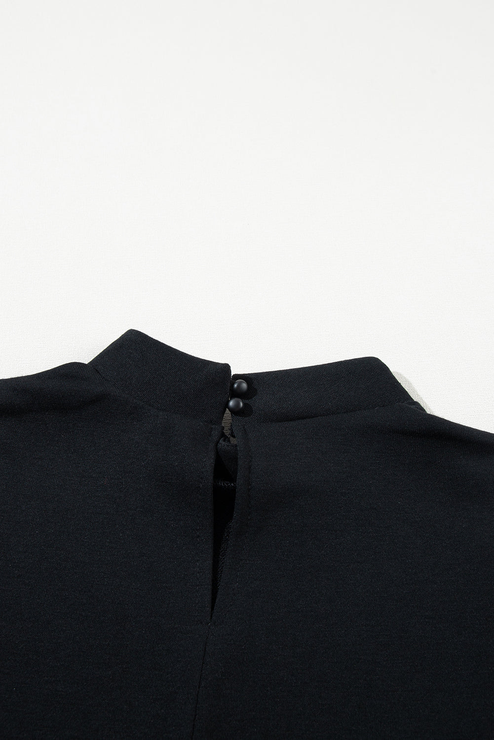 Schwarzes Etuikleid mit Flatterärmeln und Rundhalsausschnitt