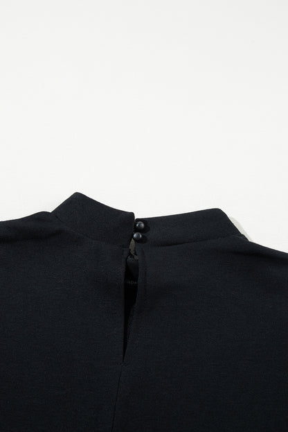 Schwarzes Etuikleid mit Flatterärmeln und Rundhalsausschnitt