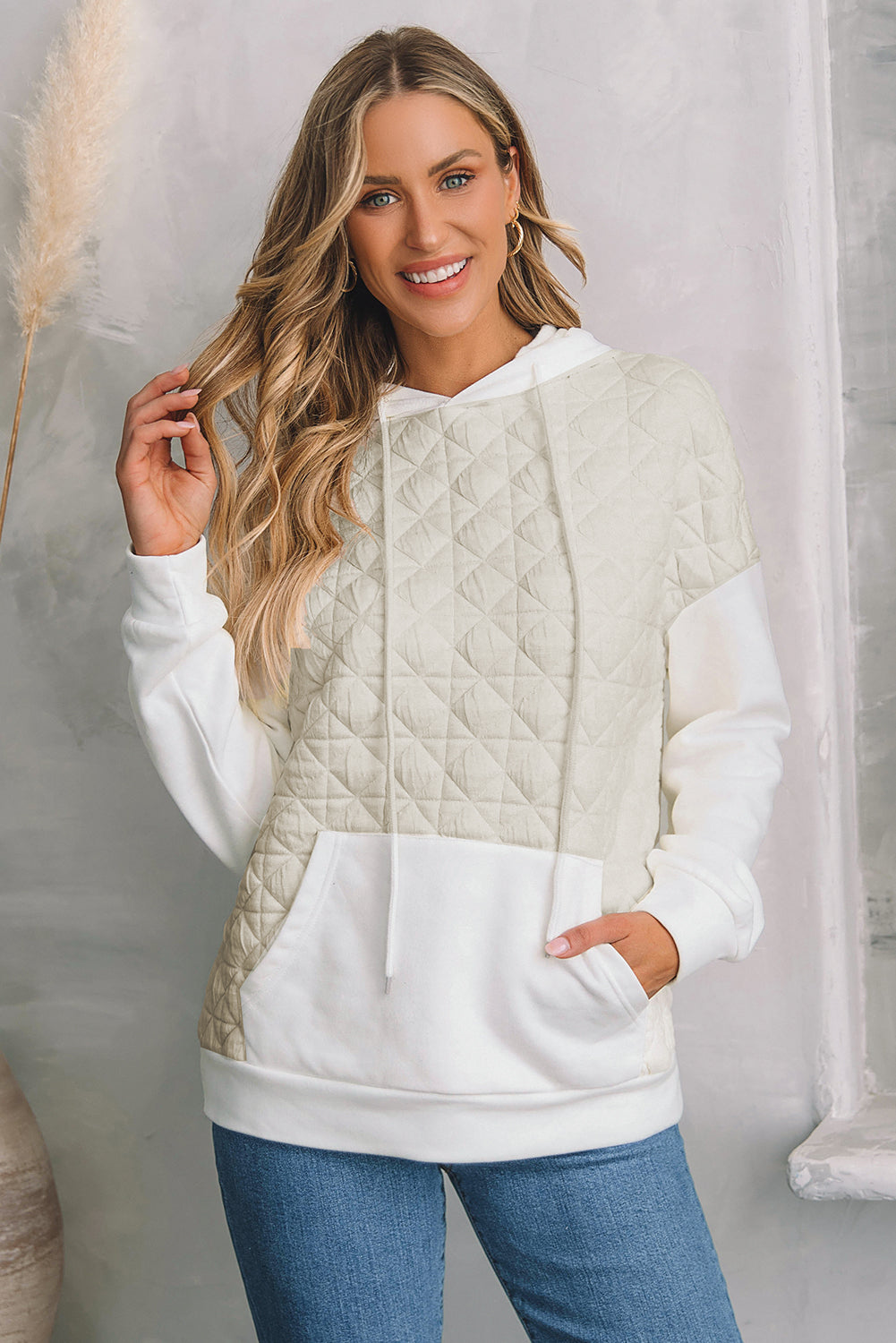 Beigefarbener Hoodie mit überschnittener Schulterpartie, gestepptem Patchwork und Kängurutasche