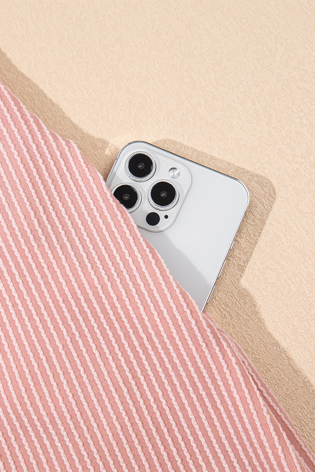 Blossom – Mini-Etuikleid aus Kordelstrick mit Rundhalsausschnitt und Puffärmeln