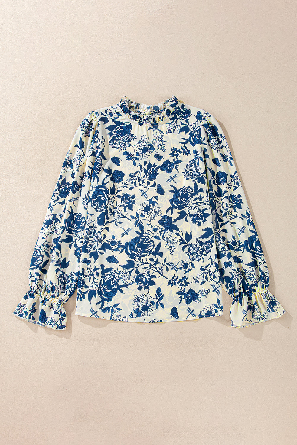 Himmelblaue Bluse mit Blumenmuster, Volantärmeln und Schlüsselloch hinten
