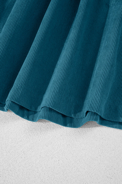 Blaues Cordkleid mit Druckknöpfen und Empire-Taille und Armbandärmeln