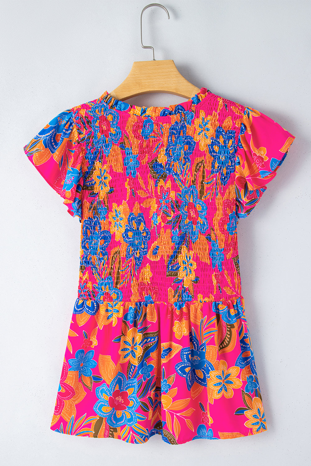 Rosarote Bluse mit Blumenmuster, gesmokten Rüschenbesatz und Flatterärmeln