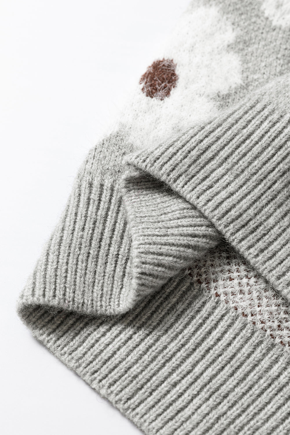 Grauer Pullover mit Blumenmuster und halblangem Reißverschluss sowie überschnittenen Schultern