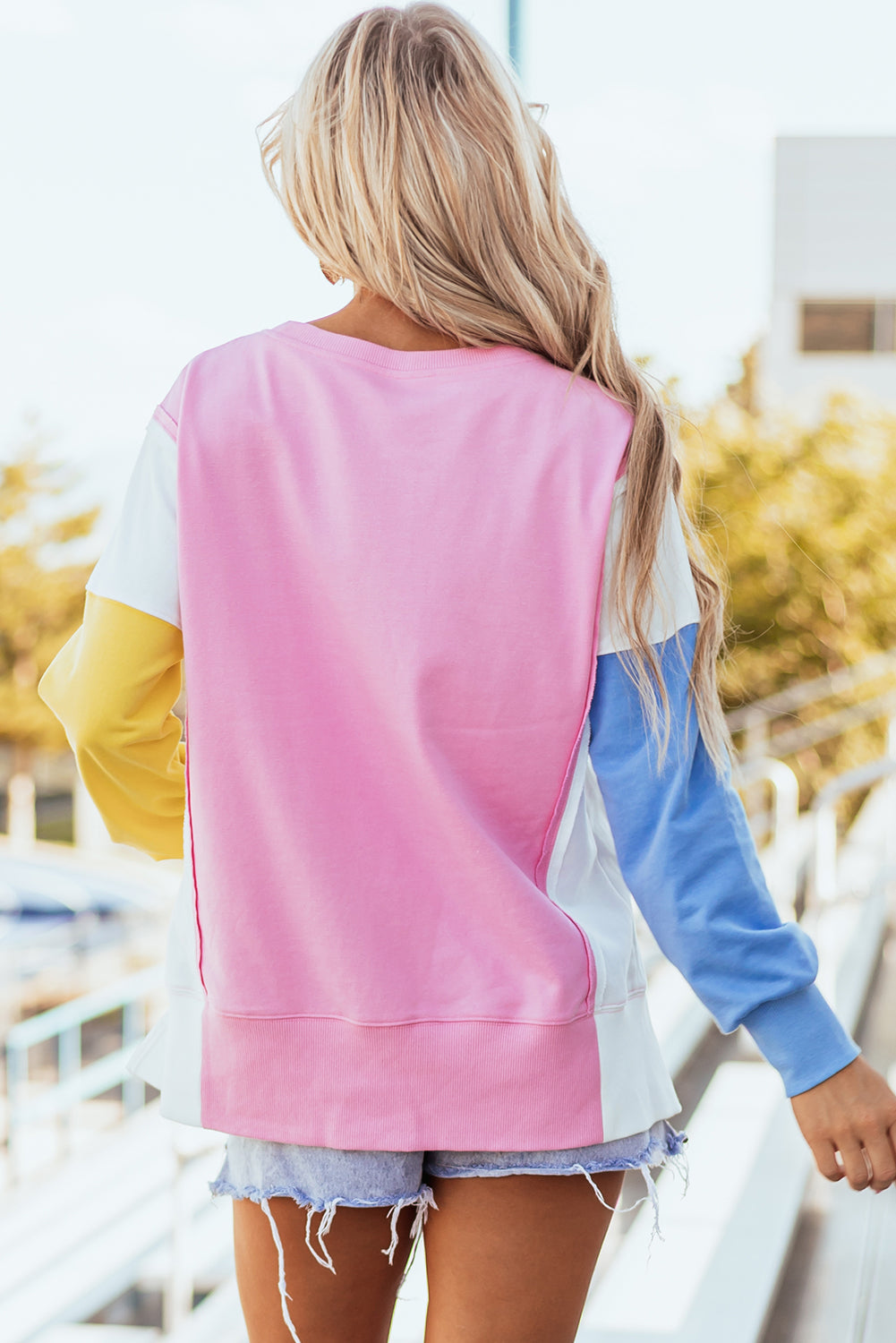 Bonbon – Sweatshirt mit Rundhalsausschnitt und sichtbaren Seitenschlitzen in Farbblock-Optik