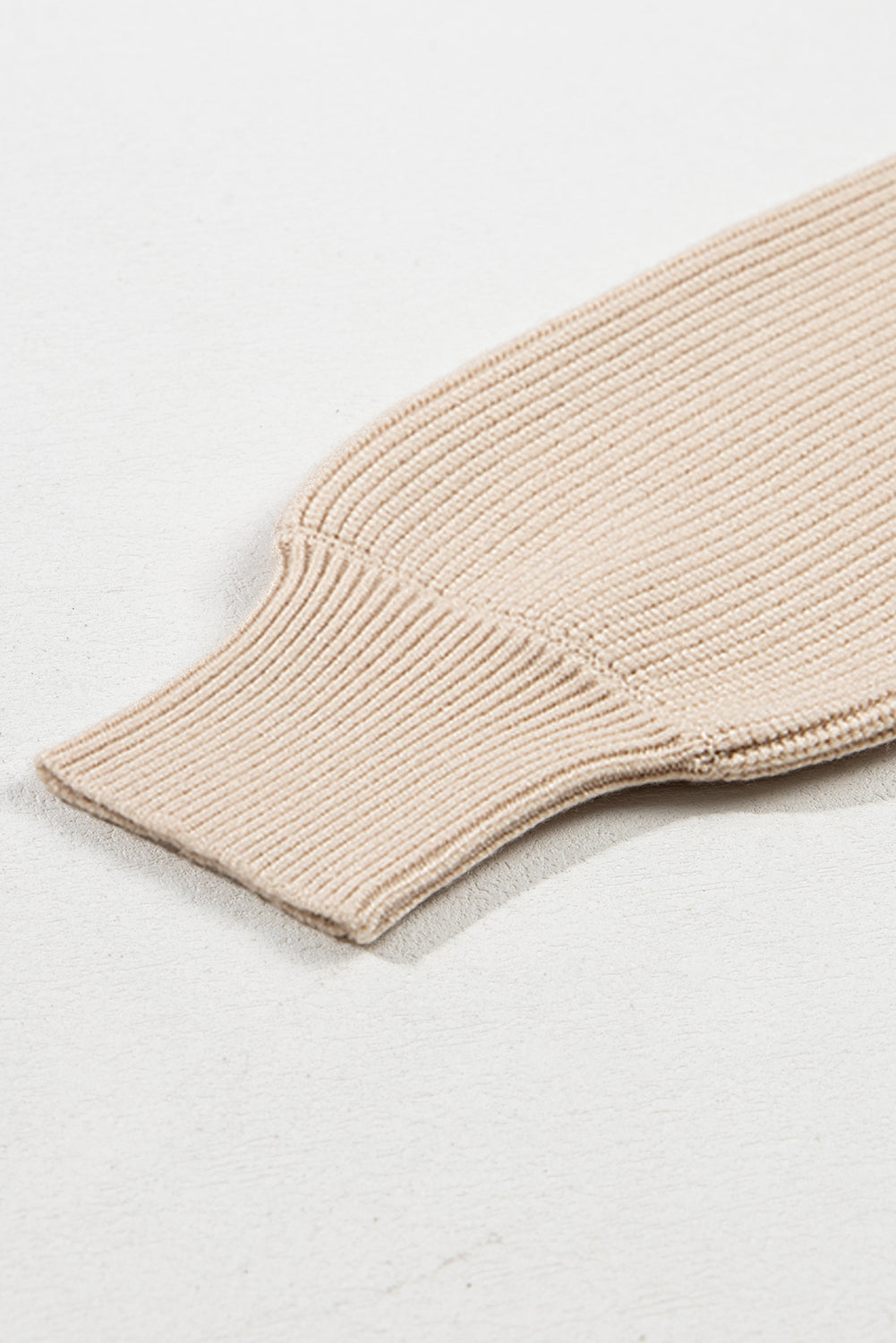 Aprikosenfarbener Pullover mit Laternenärmeln und V-Ausschnitt und Knoten hinten
