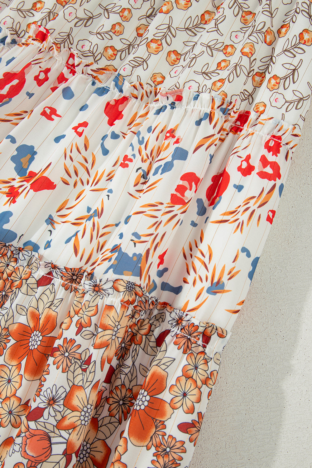 Khakifarbenes Maxikleid mit Blumenmuster und Rüschen in Übergröße