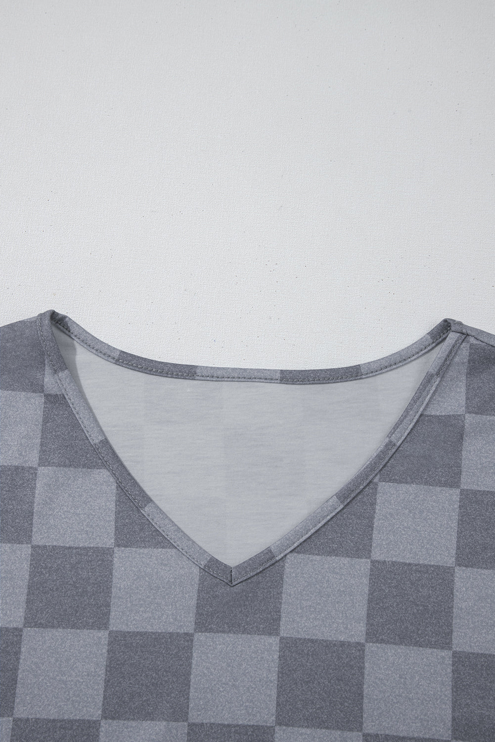 Grau kariertes T-Shirt mit V-Ausschnitt und Shorts mit Kordelzug