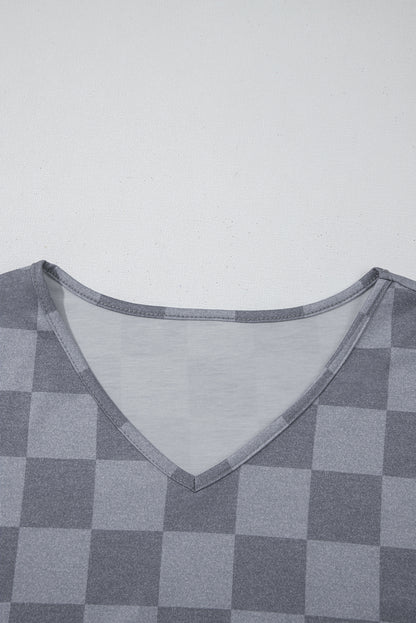 Grau kariertes T-Shirt mit V-Ausschnitt und Shorts mit Kordelzug