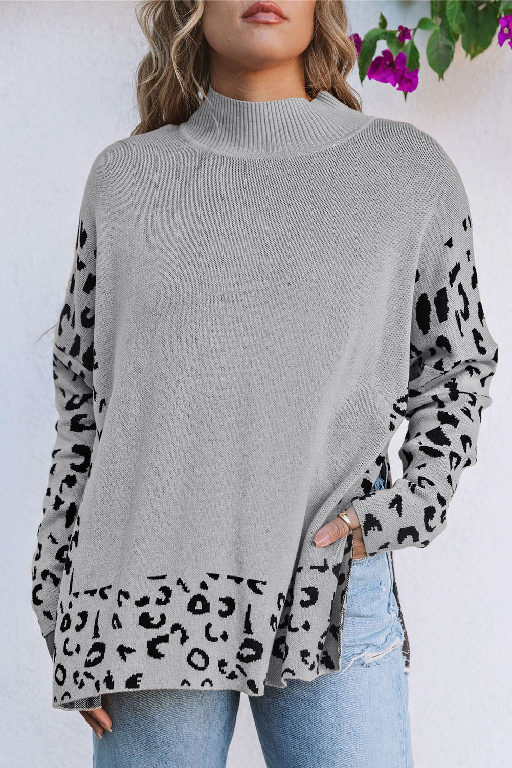 Grauer Oversize-Pullover mit Leopardenmuster und hohem Halsausschnitt und Seitenschlitz
