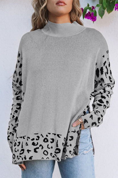 Grauer Oversize-Pullover mit Leopardenmuster und hohem Halsausschnitt und Seitenschlitz