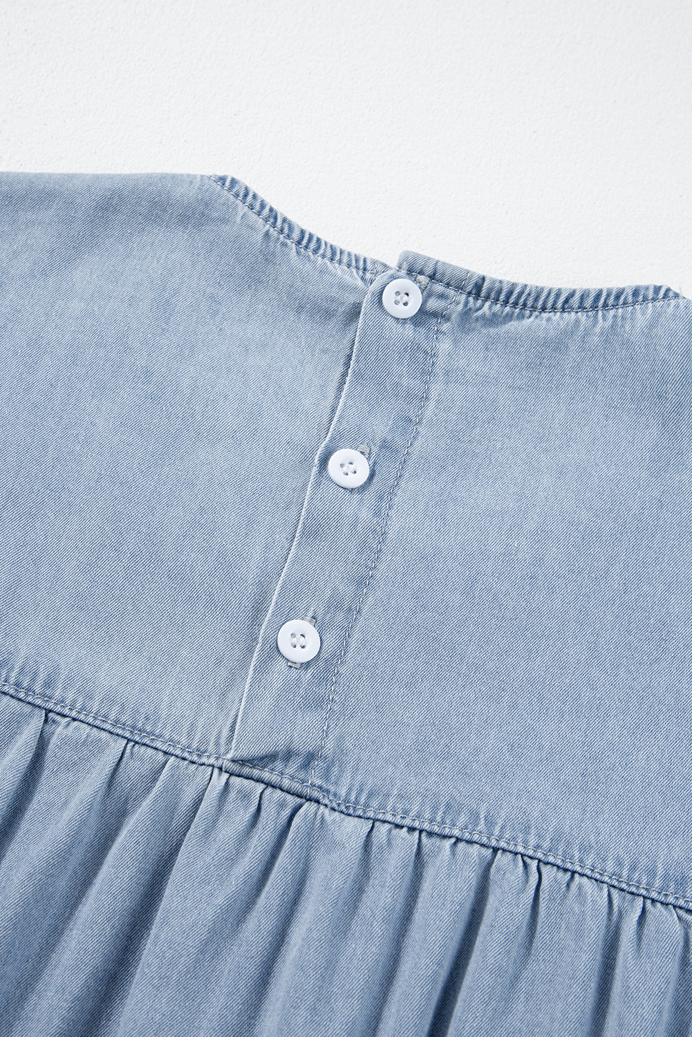 Beau Blue – Gestuftes Jeanskleid in A-Linie mit Rüschen und kurzen Ärmeln
