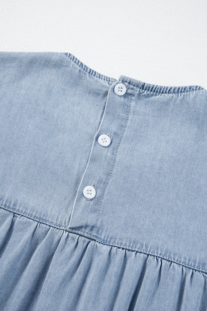 Beau Blue – Gestuftes Jeanskleid in A-Linie mit Rüschen und kurzen Ärmeln
