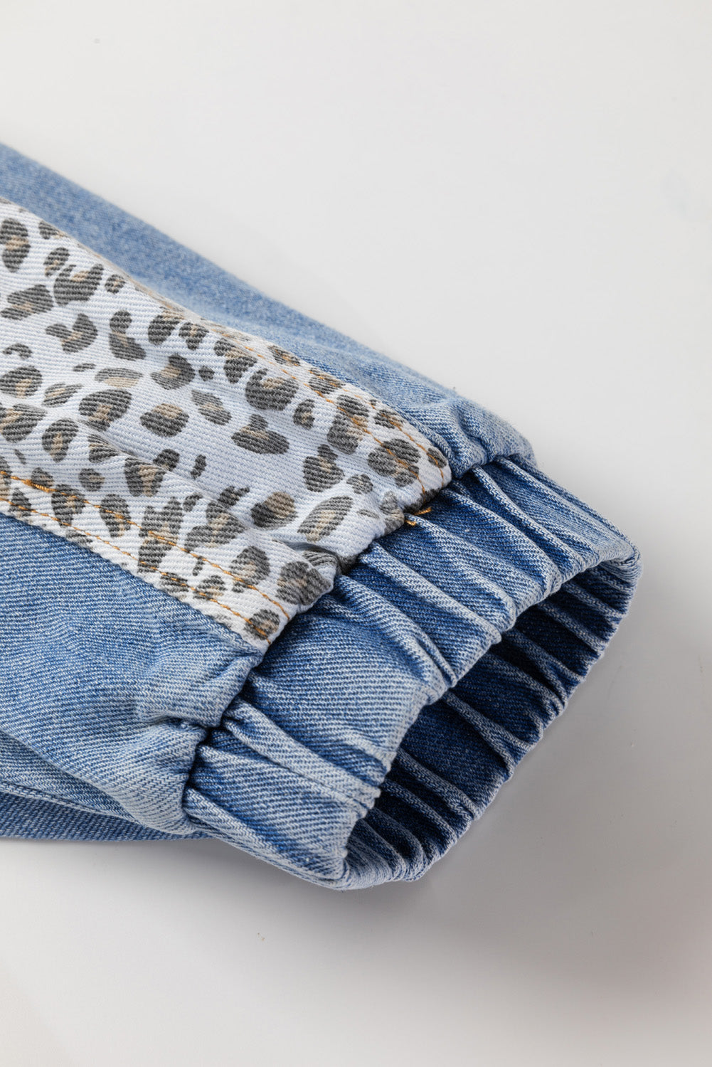 Beau Blue – Jeansjacke mit Leopardenmuster und Patchwork-Klappendetail in Übergröße