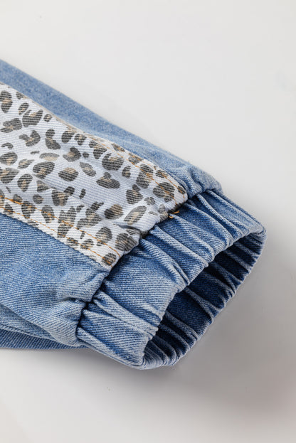 Beau Blue – Jeansjacke mit Leopardenmuster und Patchwork-Klappendetail in Übergröße