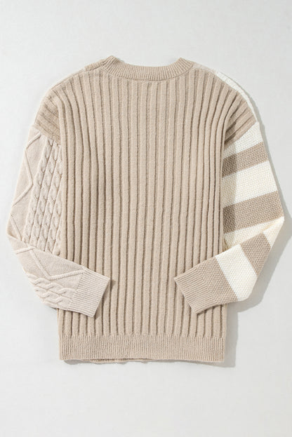 Khakifarbener Pullover mit Zopfmuster und Colorblock-Muster, Rundhalsausschnitt und überschnittener Schulter