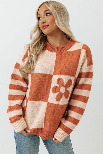 Brauner Pullover mit kariertem Blumenmuster und gestreiften Ärmeln