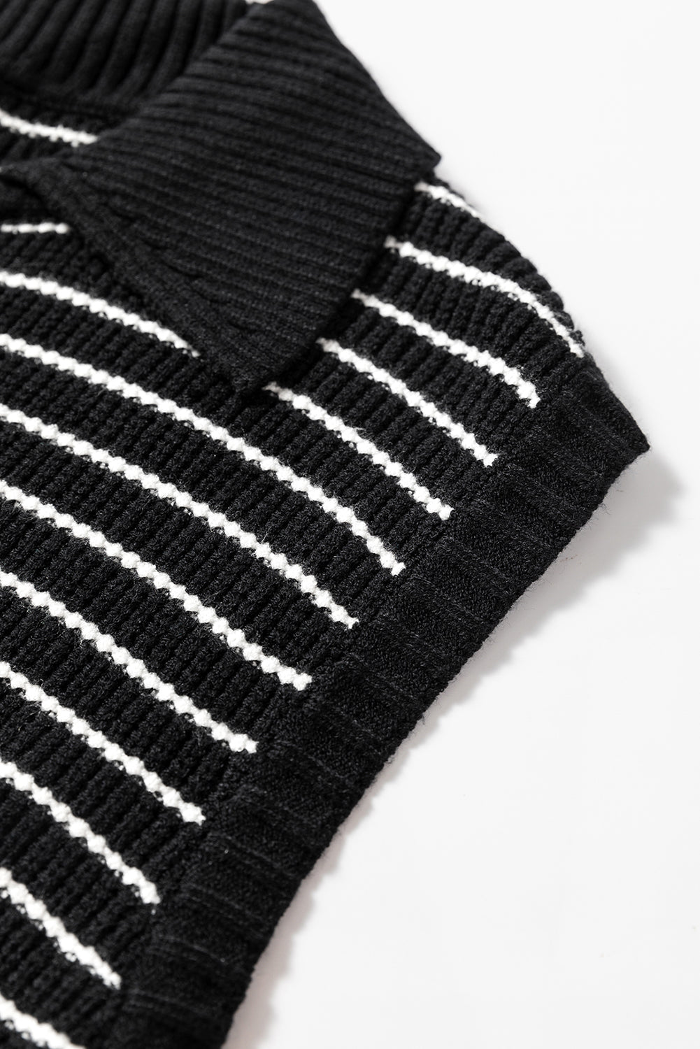 Schwarzes, gestreiftes Umlege-Tanktop mit V-Ausschnitt
